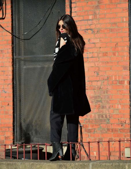 Victoria Justice – Poses for the camera in Dumbo | Victoria Justice