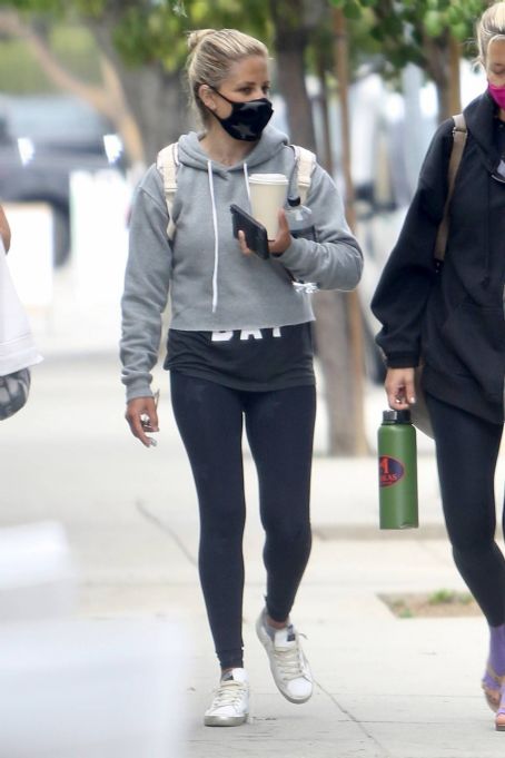 Sarah Michelle Gellar – Wears shirt that says ‘Slay All Day’ in Los