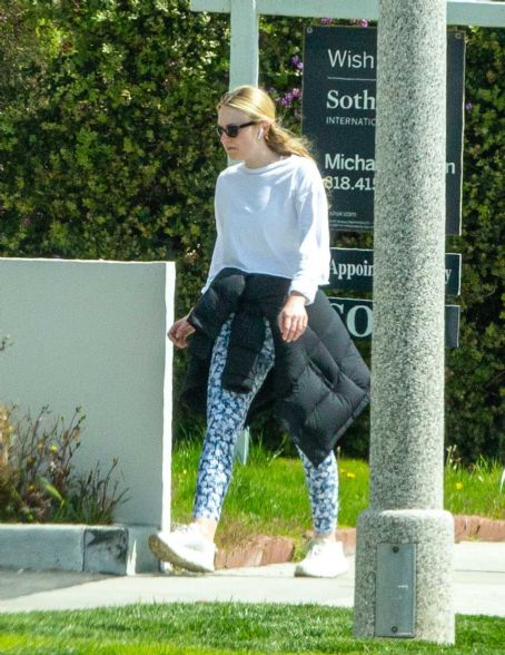 Dakota Fanning – Returning home in Los Angeles | Dakota Fanning Picture