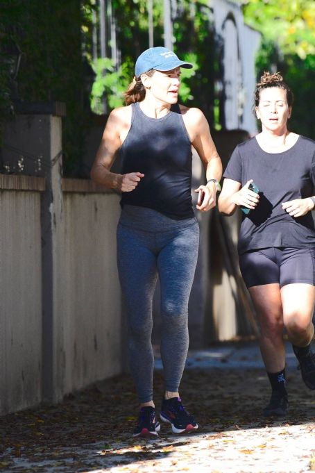 Jennifer Garner – Seen on a intense running in the neighborhood in Brentwood