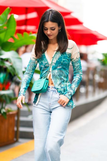 Victoria Justice out in Midtown New York | Victoria Justice Picture