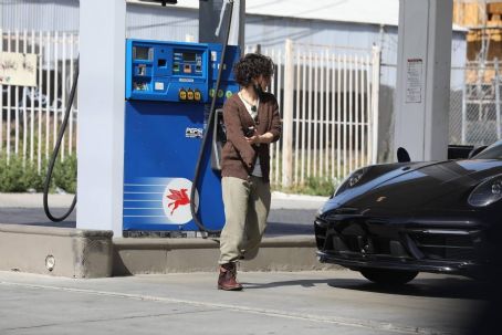 Sara Gilbert – Fill the tank of her Porsche in West Hollywood