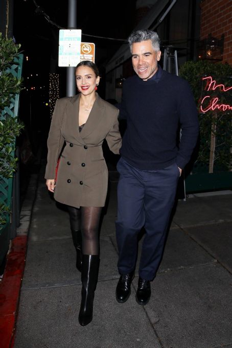 Jessica Alba – Leaves after a romantic dinner at Mr Chow in Beverlys Hills
