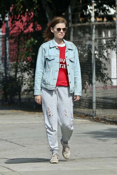 Kate Mara – Picks up food in Los Angeles