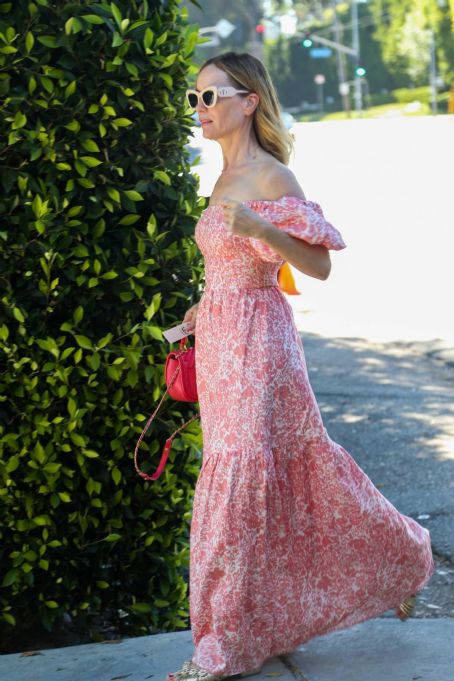 Leslie Mann – Seen in pink at the Day of Indulgence Party in Brentwood