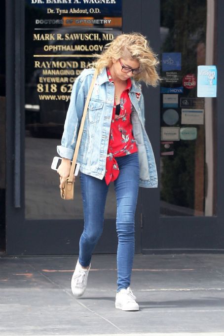 Sarah Hyland Street Outfit – Visiting an Optometrist Office in LA 05/31