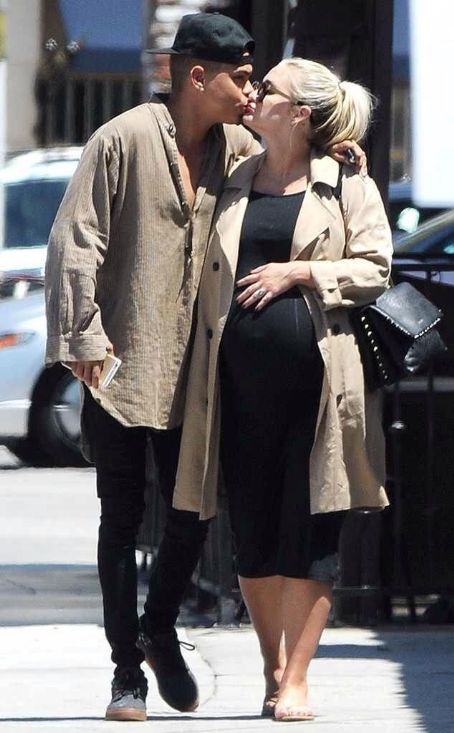 Ashlee Simpson Ross Gives Birth
