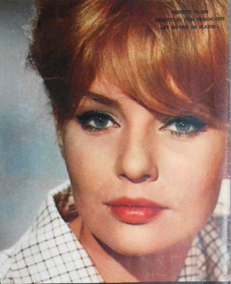 Annette Stroyberg - Cine Tele Revue Magazine Pictorial [France] (7 October 1960)