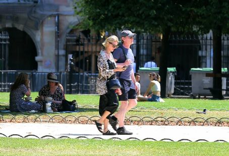 Naomi Watts – With her boyfriend Billy Crudup on a walk in Paris