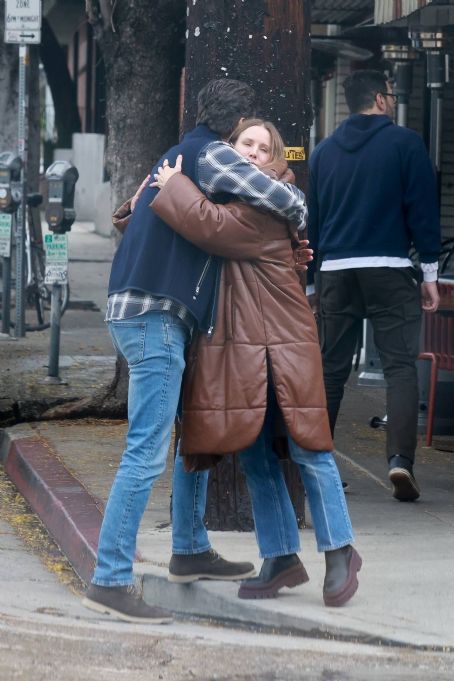 Kristen Bell – Steps out to get lunch in Los Feliz