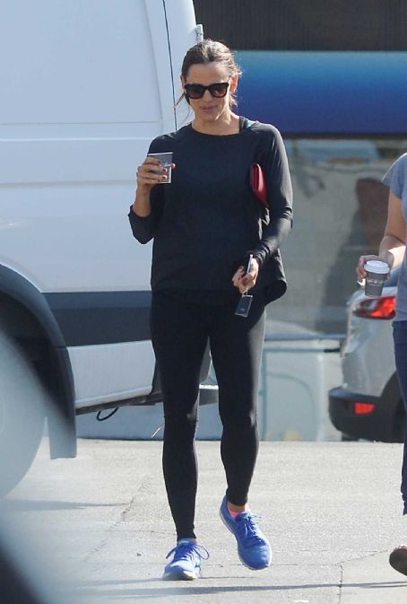 768x1202 · Jennifer Garner in Running Tights and Asics Gel-Kayano 24 1st August 2018