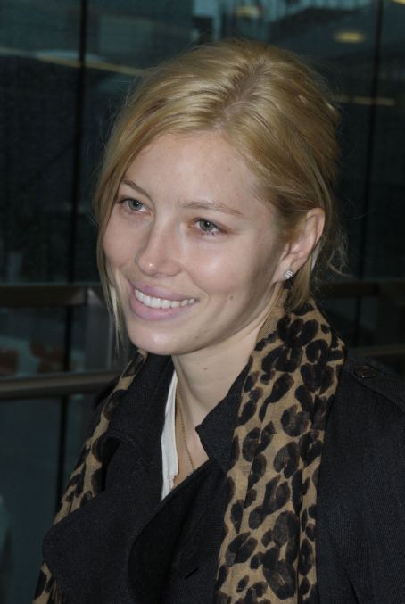 Jessica Biel - Jan 10 2008 - Arrives At Heathrow Airport London