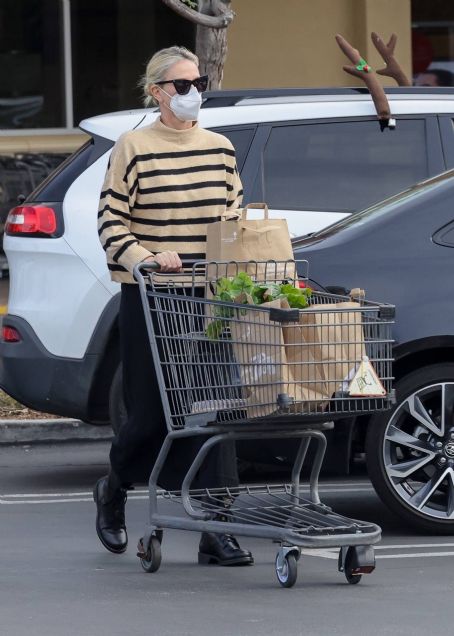 Charlize Theron – Shopping ahead of Christmas at Gelson’s Market in Studio City