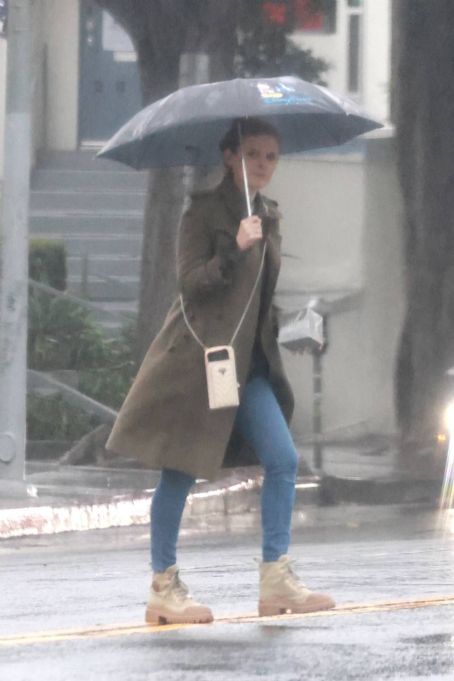 Kate Mara – On a rain in Los Feliz