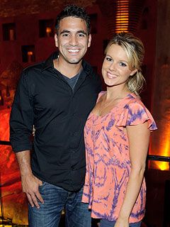 Ali Fedotowsky & Roberto Martinez Split