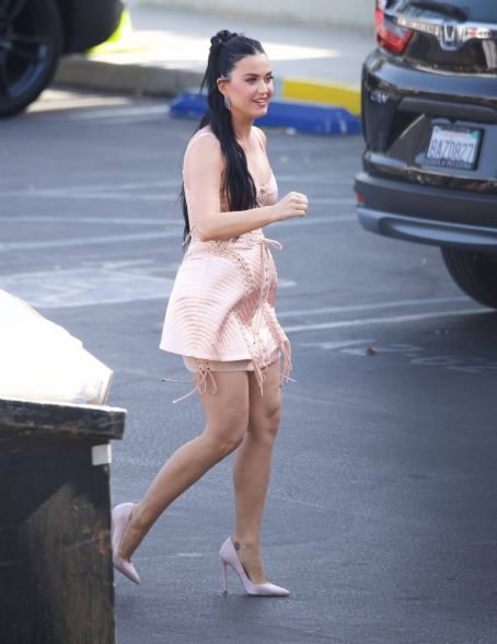 Katy Perry – Rocks in pink corset dress on set of American Idol in Los Angeles