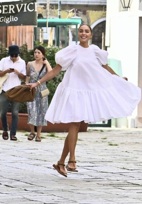 Olivia Culpo – Steps out in Venice