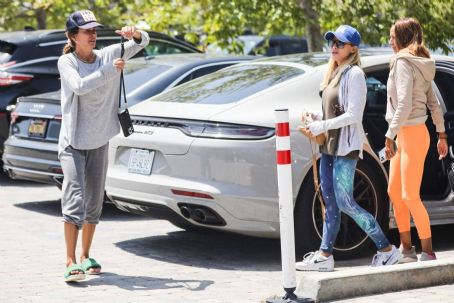 Brooke Burke – Seen while shopping at whole foods in Malibu | Brooke