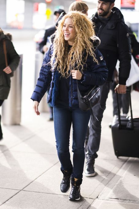 Shakira: JFK Airport in NYC 12/24/2017