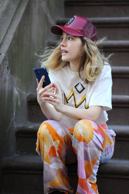 Willa Fitzgerald – Steps out in New York