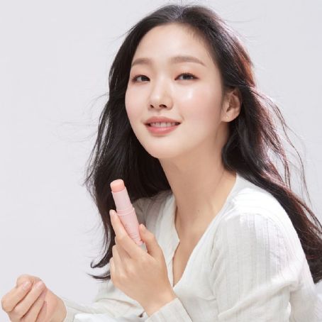 This Is The Moisturizing Stick Kim Go-Eun Is Obsessed With