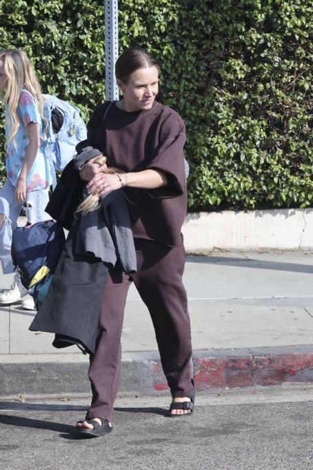 Kristen Bell – Picks up daughter from school in Los Angeles