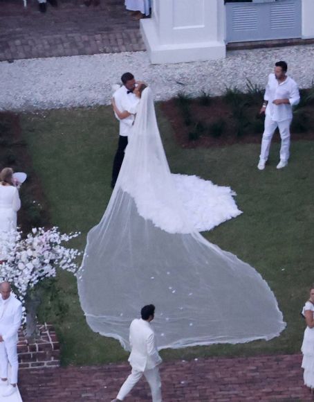 Jennifer Lopez – Marries Ben Affleck wearing wedding dress with a 20ft train in Savannah