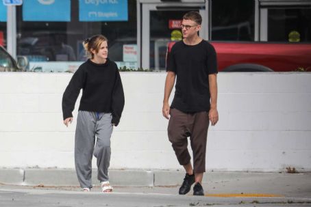 Emma Watson – Seen with a friend at Superba Cafe in Venice | Emma