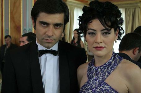 Nergis &#xD6;zt&#xFC;rk and Cansel Elcin