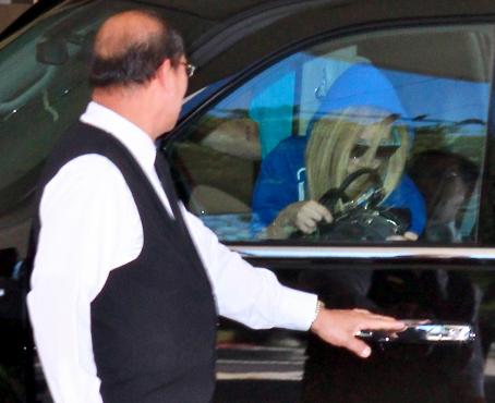 Avril Lavigne - Arriving At Brody Jenner's Condo, 12.07.2010. Picture