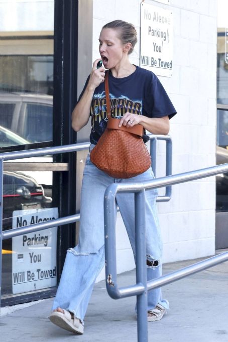 Kristen Bell – Is seen at local pharmacy store in Los Feliz