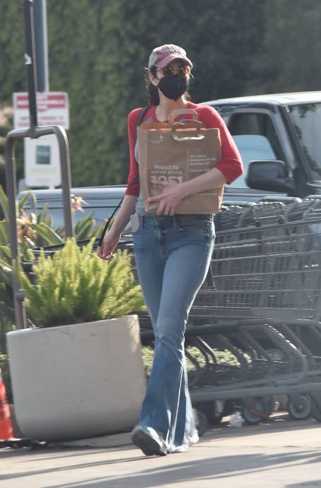 Sarah Silverman – Grocery shopping candids in Studio City