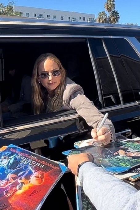 Jennifer Lawrence – Signs autographs as she exits a ‘Causeway’ QandA in Los Angeles