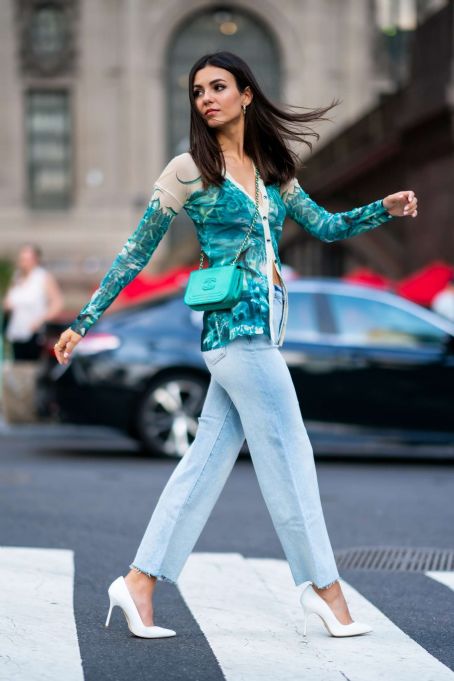 Victoria Justice out in Midtown New York | Victoria Justice Picture