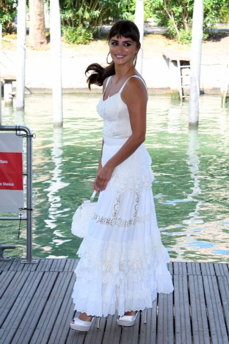 Penelope Cruz – Arrives at En Los Margenes Photocall during Venice Film Festival