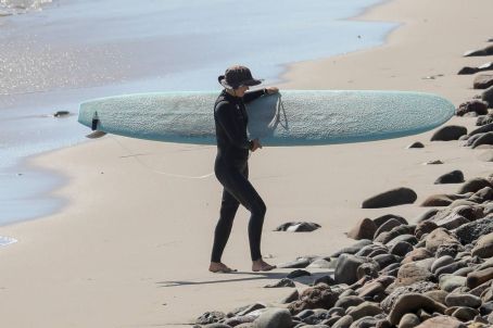 Leighton Meester – Solo surf in Malibu - FamousFix