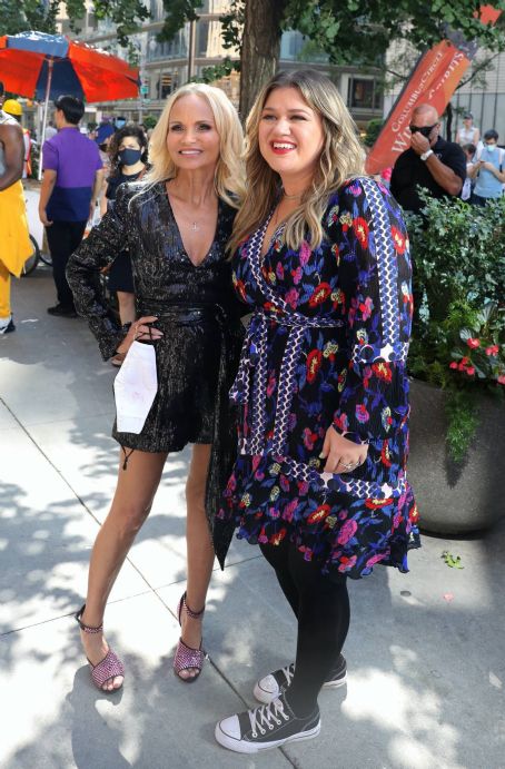 Kelly Clarkson – With Kristin Chenoweth filming a music video for Kelly Clarkson Show