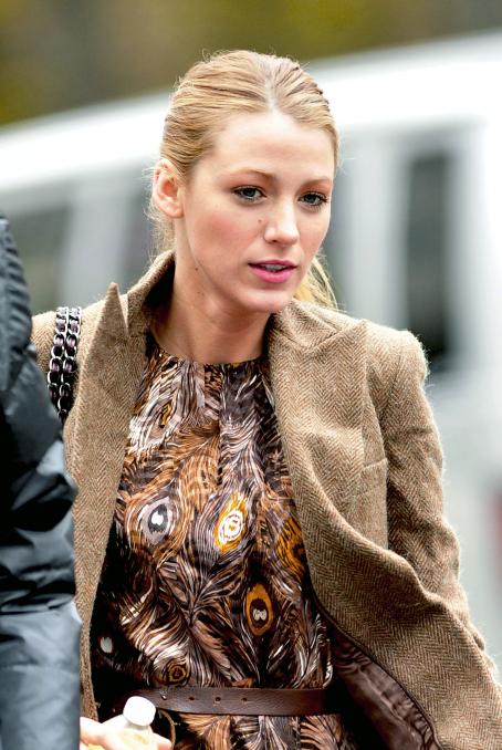 Blake Lively On The Set Of Gossip Girl In New York City 2010 11 30 Famousfix 