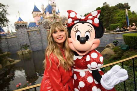 Heidi Klum – Poses with Minnie Mouse for Disney Designer Collection