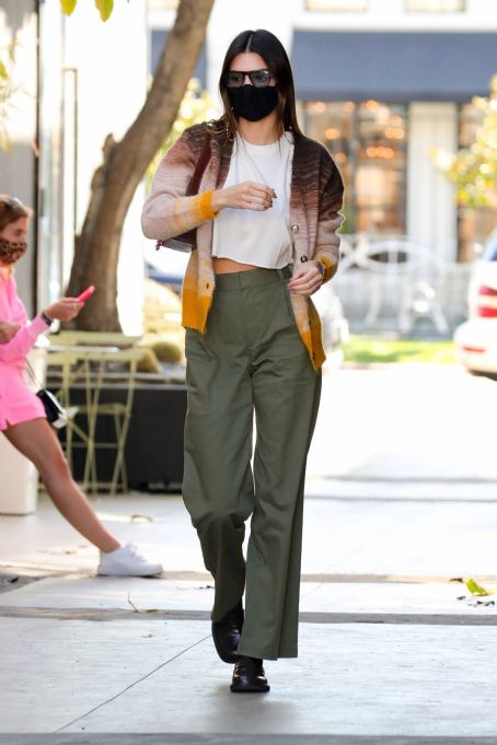Kendall Jenner – Out for a breakfast in Los Angeles