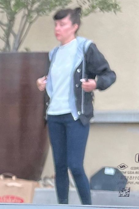Amanda Bynes – Venturing out from Mental Health Center in Orange County