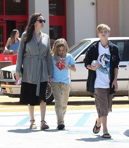 Angelina Jolie walks with daughters in Los Angeles (August 18, 2017)