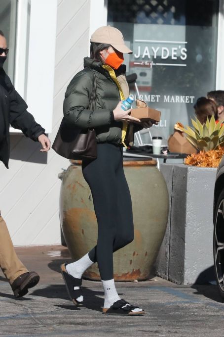 Kendall Jenner – Picking up lunch at Jade’s Market in Bel Air