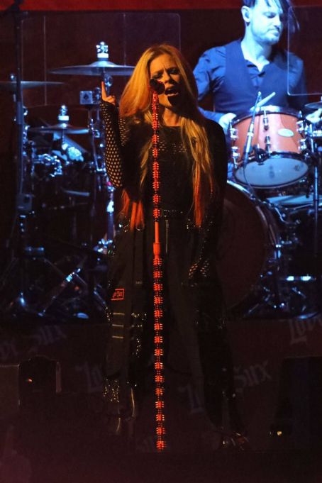 Avril Lavigne – performs at Oakland Arena in Oakland