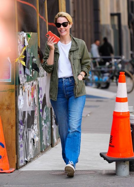 Leslie Bibb – Out on a stroll in New York