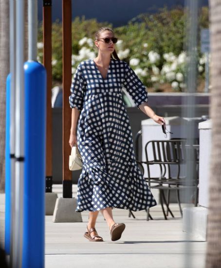 Maria Sharapova – Out for a walk in Los Angeles - FamousFix