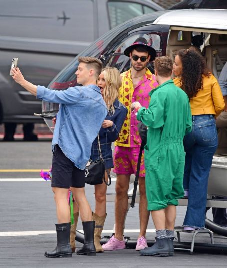 Laura Whitmore – Heads to Glastonbury with a friends in London