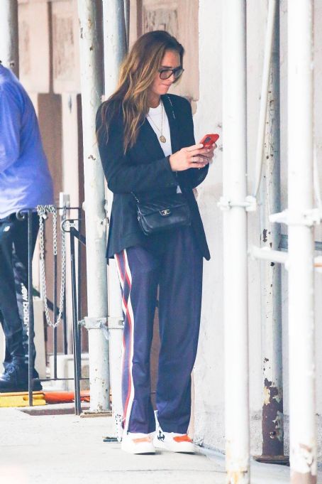 Brooke Shields – Chatting on her phone in New York - FamousFix.com post
