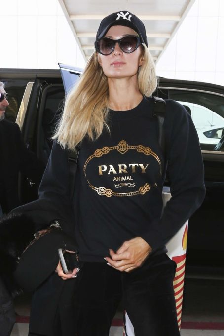 Paris Hilton – Arrives at LAX International Airport in Los Angeles