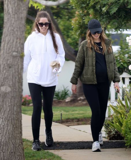 Katherine Schwarzenegger – With sister Christina in Los Angeles
